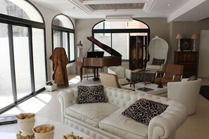 Living area - Hotel Restaurant Du Parc (Fontaine-de-Vaucluse)