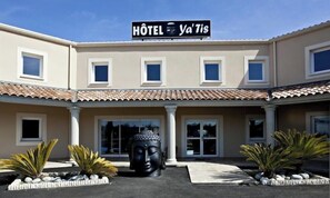 Exterior - Inter-hotel Le Ya'tis (Saint-Laurent-des-Arbres)