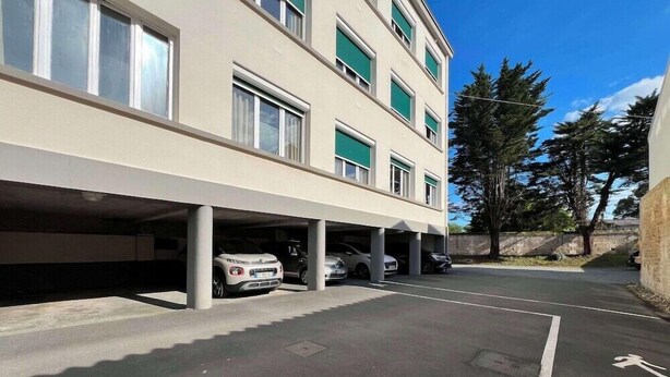 Een meerlaags parkeergarage met meerdere auto's eronder.