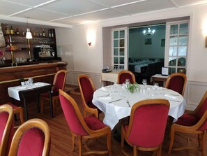 Bar (on property) - Brit Hotel La Croix Blanche (Sainte-Anne-d'Auray)