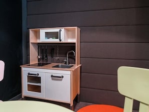 A kitchenette with a microwave, sink, and cabinets. - Ibis Styles Chlons-en-champagne Centre (Chalons-en-Champagne)