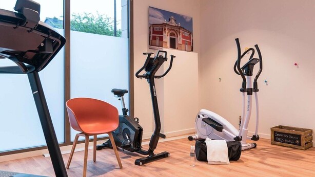 A room with an exercise bike, a stationary bike, and a treadmill. - Ibis Styles Chlons-en-champagne Centre (Chalons-en-Champagne)