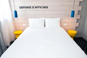 A hotel room with a wooden headboard, white bedding, and yellow nightstands. - Ibis Styles Chlons-en-champagne Centre (Chalons-en-Champagne)