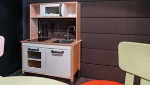 A kitchenette with a microwave, sink, and cabinets. - Ibis Styles Chlons-en-champagne Centre (Chalons-en-Champagne)