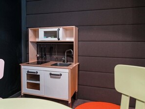 A kitchenette with a microwave, sink, and cabinets. - Ibis Styles Chlons-en-champagne Centre (Chalons-en-Champagne)