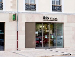 A storefront with a sign reading "ibis styles Châlons-en-Champagne Centre". - Ibis Styles Chlons-en-champagne Centre (Chalons-en-Champagne)