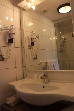 Bathroom - Village Hotel (Villefontaine)
