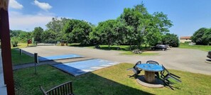 Outdoor dining - Village Hotel (Villefontaine)