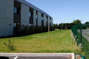Property grounds - Best Western Hotel de la Plage Normandie (Asnelles)