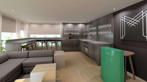 Eine moderne Küche mit eingebauten Geräten, ein Essbereich mit Tisch und Stühlen sowie ein Wohnbereich mit Sofa und Couchtisch.