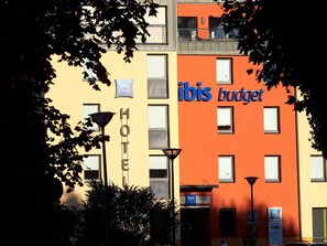 A hotel with 'ibis budget' signage, a 'HOTEL' sign, and a 'RUSIA' sign indicating a Russian location. - Ibis Budget Auxerre Centre (Auxerre)
