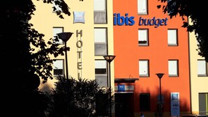 A hotel with 'ibis budget' signage, a 'HOTEL' sign, and a 'RUSIA' sign indicating a Russian location. - Ibis Budget Auxerre Centre (Auxerre)
