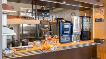 Un bar pour prendre le petit-déjeuner, équipé d’une machine à café, d’un grille-pain et d’un réfrigérateur.