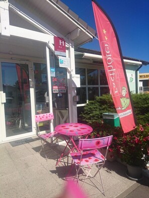 Outdoor dining - Fasthotel Orleans Sud (Orléans)