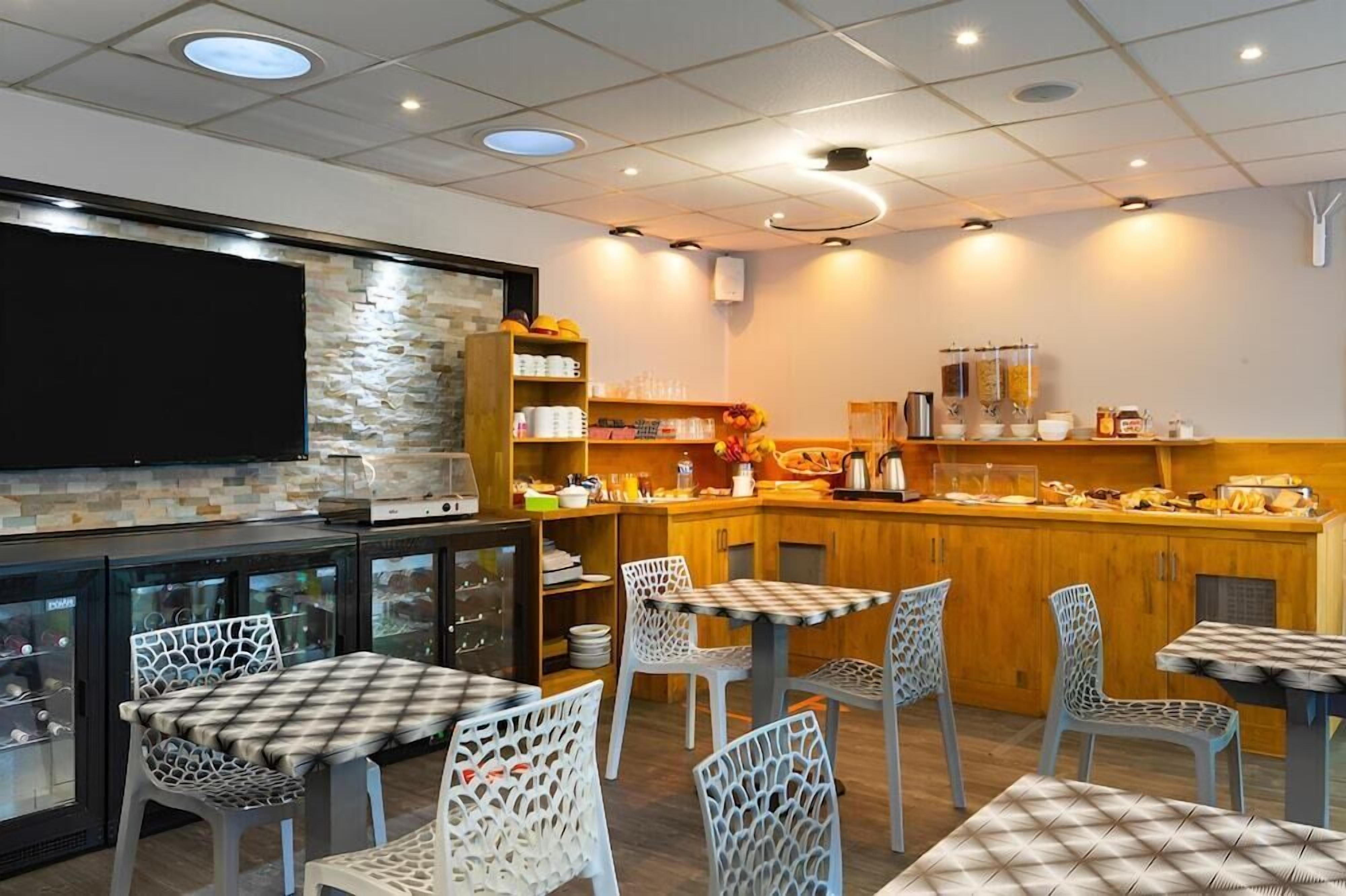 Un restaurant doté d’un bar, de chaises à motifs et d’un mur en pierre.