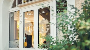 A storefront with a sign that reads "CÔTE" and "CÔTE DE". - La Magnanerie (Aubignosc)