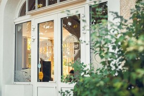 Exterior detail - La Magnanerie (Aubignosc)