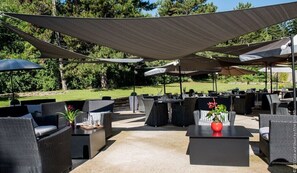 Outdoor dining - La Magnanerie (Aubignosc)