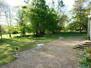Outdoor dining - Domaine De Chatenay (Saint-Saturnin)