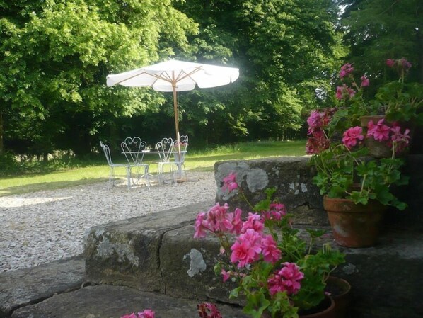 Outdoor dining - Domaine De Chatenay (Saint-Saturnin)
