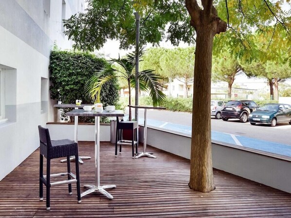 Outdoor dining - Ibis Budget Montpellier Centre Millenaire (Montpellier)