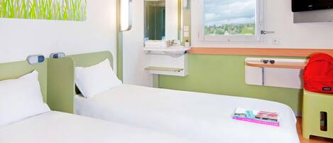 Habitación de hotel con dos camas, un baño con espejo, una ventana y un televisor.