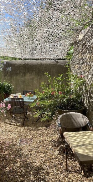 Outdoor dining - Le Couvent D'herepian (Herepian)