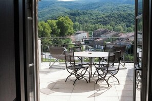 Outdoor dining - Le Couvent D'herepian (Herepian)