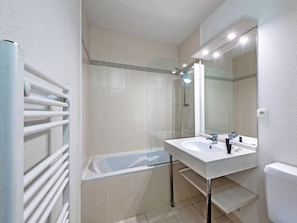 Bathroom - Residence Vacanceole Le Domaine de Bertheaume (Plougonvelin)