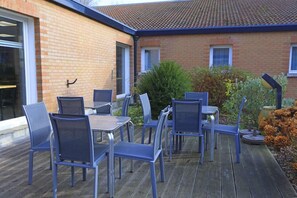 Outdoor dining - Brit Hotel Essentiel Dunkerque-gravelines (Gravelines)