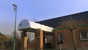 A hotel entrance with a sign reading "BRIT HOTEL LE POLDER". - Brit Hotel Essentiel Dunkerque Gravelines (Gravelines)