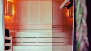 A sauna with wooden benches and a tiled floor. - Brit Hotel Binic (Binic-Etables-sur-Mer)