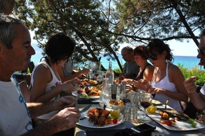 รับประทานอาหารกลางแจ้ง