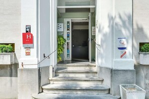 Exterior detail - Hotel Notre Dame (Valenciennes)