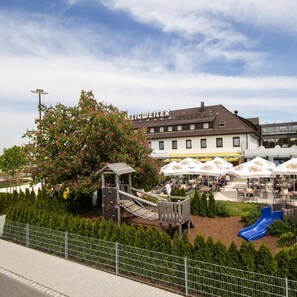 A building with outdoor seating and a playground. - Seligweiler (Elchingen)