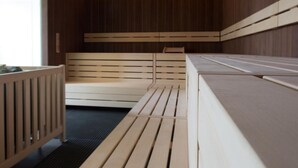 A sauna room with wooden benches, a slatted bench, and a wooden partition. - Seligweiler (Elchingen)