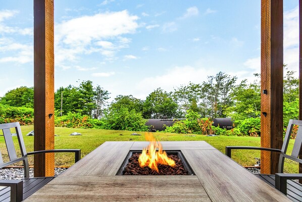 Outdoor dining - Cedar Hollow House (Blaine)