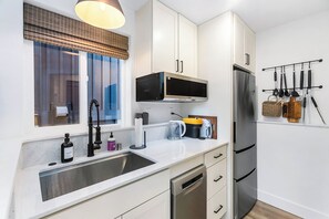 Appartement | Privékeuken | Een koelkast, een microgolfoven, een oven, een kookplaat