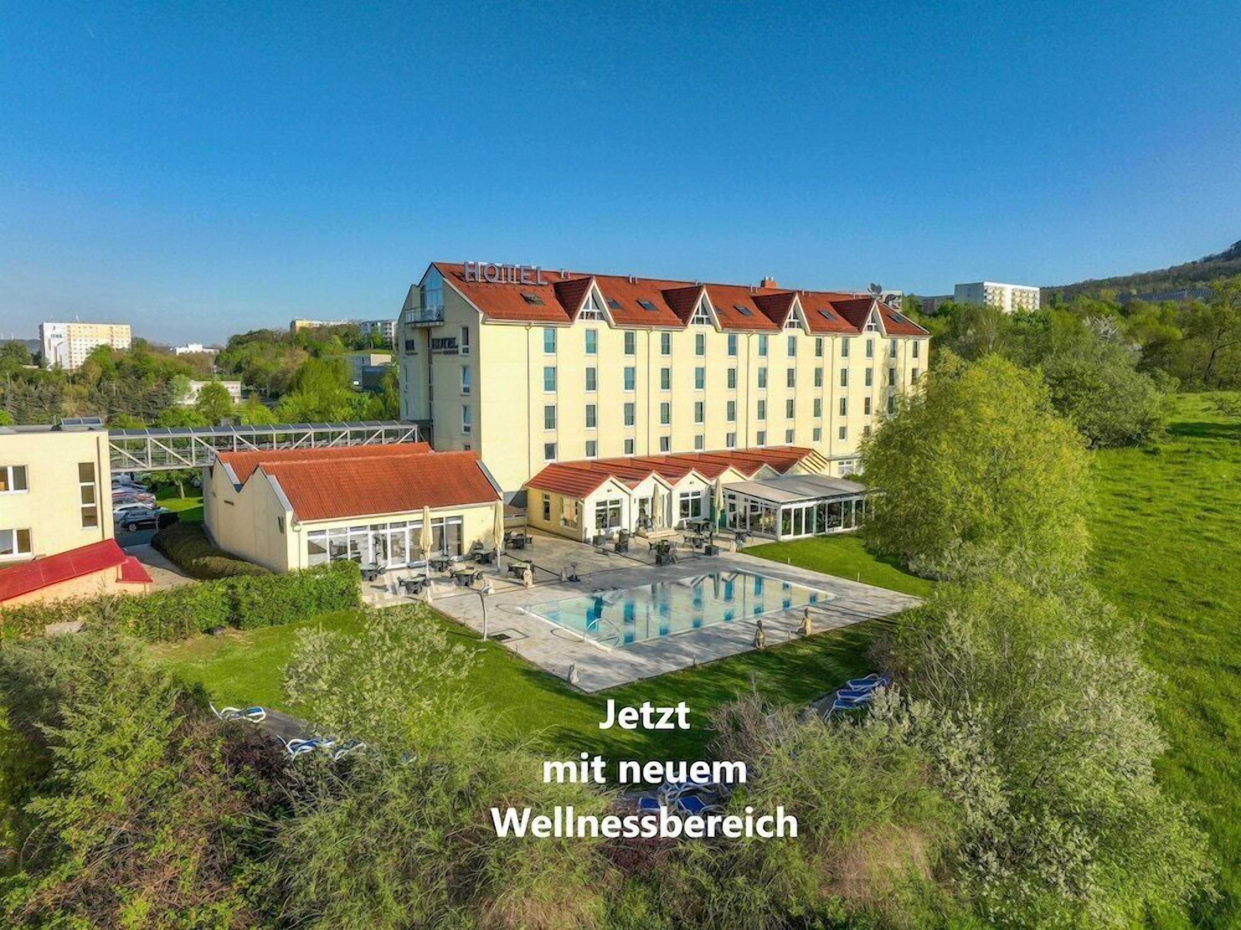 Ett hotell med en stor byggnad, en swimmingpool och ett nytt spaområde.