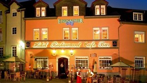 A hotel with a sign reading "Hotel Restaurant Cafe Bar" and "Eisenacher Hof". - Eisenacher Hof (Eisenach)
