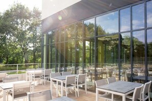 Outdoor dining - A-ja Bad Saarow. Das Resort (Bad Saarow)