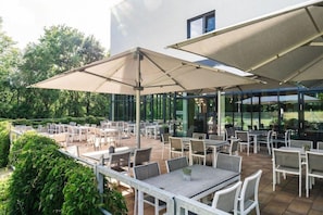 Outdoor dining - A-ja Bad Saarow. Das Resort (Bad Saarow)