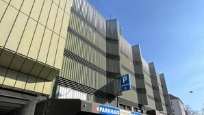 Un bâtiment portant une enseigne « Parkhaus », ce qui indique la présence d’un parking.