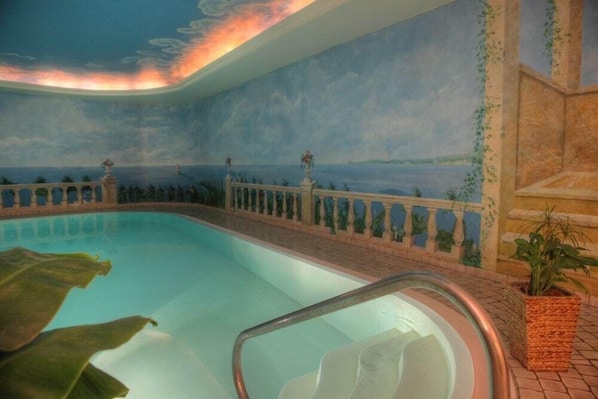A swimming pool with a view of the sea, a decorative ceiling, and a balcony with a railing. - Ringhotel Ostseehotel Ahlbeck (Heringsdorf)