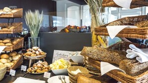 A bakery display with various breads and pastries. - Ringhotel Ostseehotel Ahlbeck (Heringsdorf)
