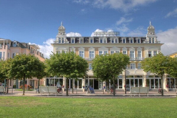 A historic building with a symmetrical facade, large windows, and a central entrance. - Ringhotel Ostseehotel Ahlbeck (Heringsdorf)