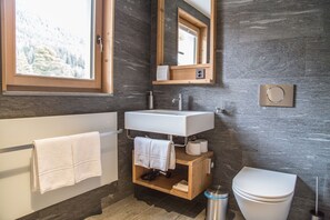 Bathroom - TOP Hotel Sarain Active Mountain Resort (Lantsch-Lenz)