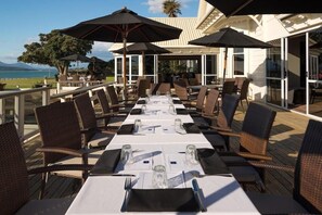 Outdoor dining - The Sands Hotel Hokianga (Omapere)