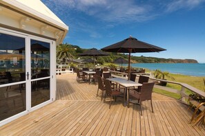 รับประทานอาหารกลางแจ้ง