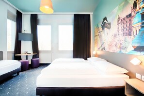Una habitación de hotel con una cama grande, un escritorio, una silla y un ventanal con cortinas.